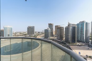 Pool - 2-Bedroom Haven with Canal View near The Els Club (Dubai)