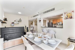 Dining - 2-Bedroom Haven with Canal View near The Els Club (Dubai)