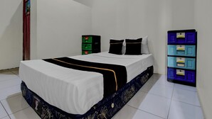 Una habitación con una cama, un armario y un aparador.