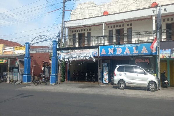 المنشأة من الخارج