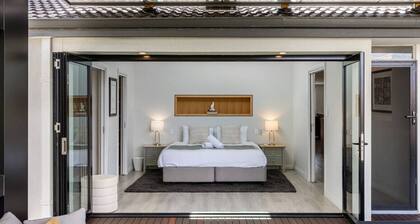 Modern Alfresco Retreat