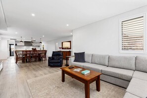 TV - Modern Alfresco Retreat (Stirling)