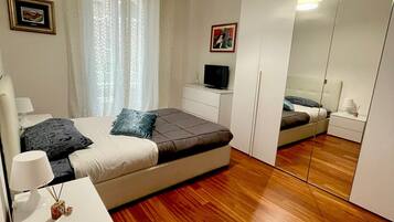 Een strijkplank/strijkijzer, wifi, beddengoed