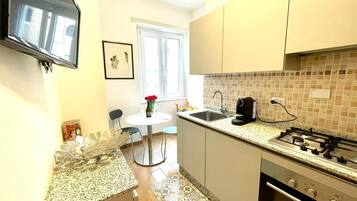 Mikrowelle, Ofen, Herdplatte, Geschirrspüler