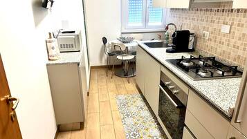 Een magnetron, een oven, een kookplaat, een vaatwasser