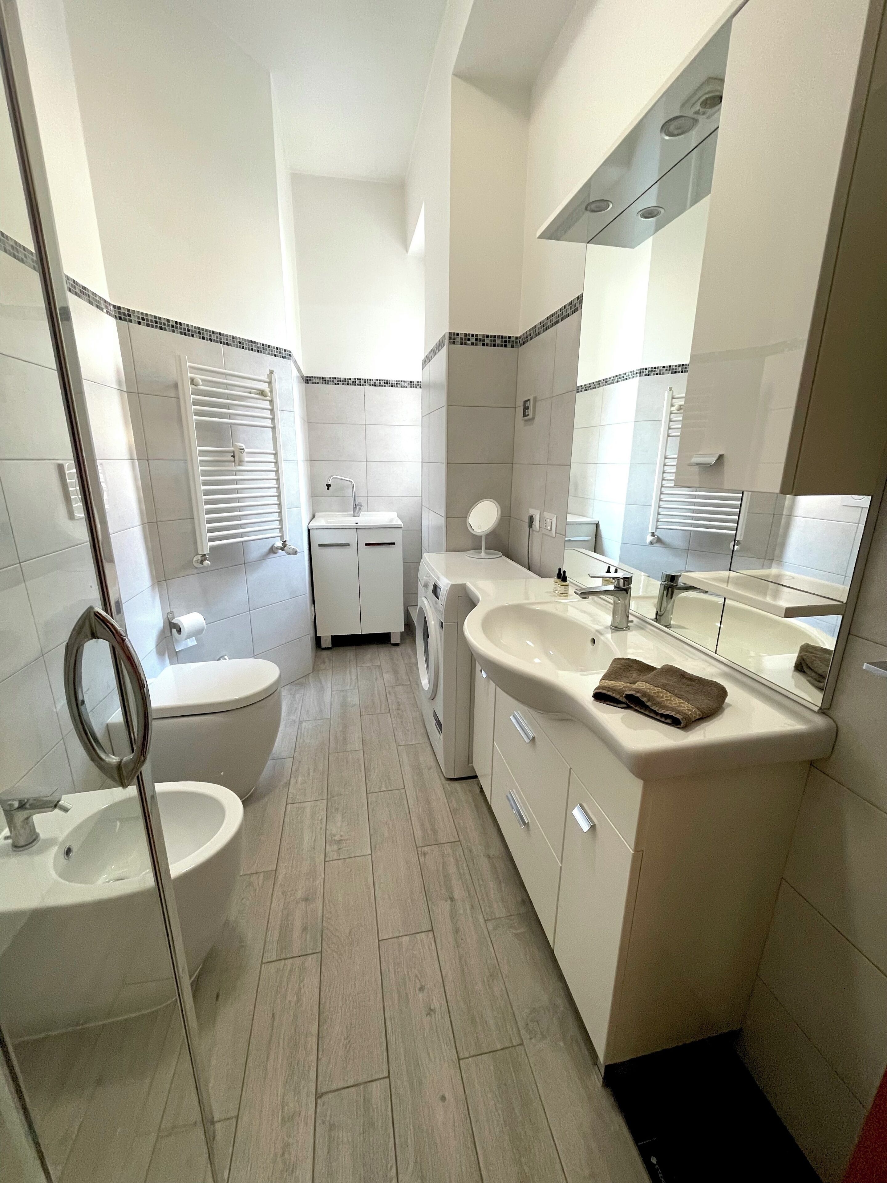 Sèche-cheveux, bidet, serviettes fournies, savon