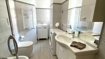 Doccia, asciugacapelli, bidet, asciugamani