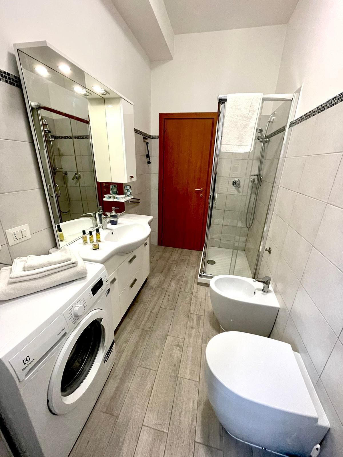 Doccia, asciugacapelli, bidet, asciugamani