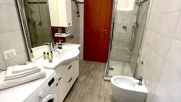 Doccia, asciugacapelli, bidet, asciugamani