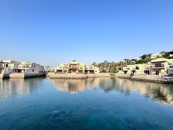 Exterior - Charming 1-bedroom villa in Ras Al Khaimah with fitness room, AC (Ras Al Khaimah)