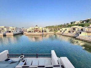 Property grounds - Charming 1-bedroom villa in Ras Al Khaimah with fitness room, AC (Ras Al Khaimah)