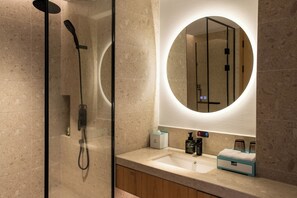 Een douche, gratis toiletartikelen, een haardroger, handdoeken