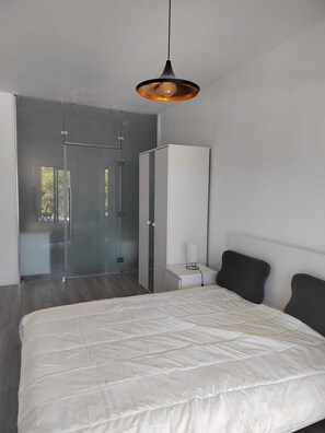 2 عدّة غرف نوم ومكواة/لوح كي وواي فاي وملاءات أسرّة