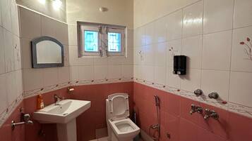 Deluxe-Zimmer | Badezimmer | Dusche, kostenlose Toilettenartikel, Handtücher, Seife