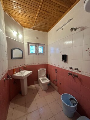 Deluxe-Zimmer | Badezimmer | Dusche, kostenlose Toilettenartikel, Handtücher, Seife