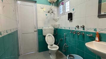 Deluxe Room | Bathroom | Shower, free toiletries, towels, soap