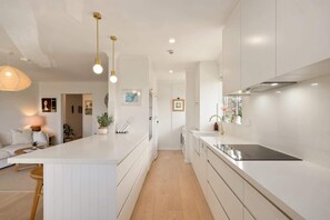 Kylskåp, mikrovågsugn, ugn och spishäll