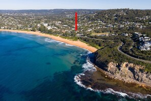 On the beach - Sunrise Cove 2-Bed Apartment at Newport Beach (Newport)