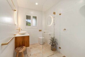 Regadera, secadora de cabello, toallas 