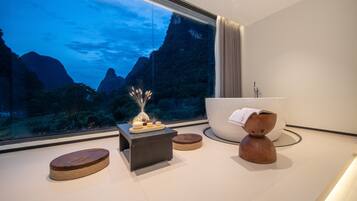 Quarto premium | Banheiro | Produtos de toalete grátis, secador de cabelo, toalhas de banho