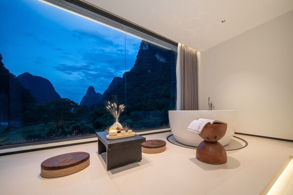 Habitación Premium | Baño | Amenidades de baño gratuitas, secadora de cabello, toallas, jabón 