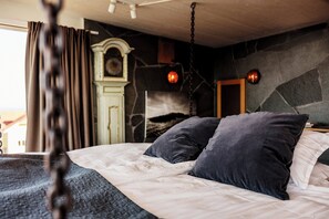 1 bedroom, bed sheets - Discover Falknästet - a luxurious boutique room for two. (Höganäs)