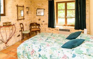 4 bedrooms, travel cot, free WiFi