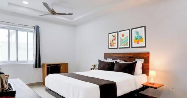 Quarto casal superior | Cofres nos quartos, escrivaninha, espaço de trabalho para notebook