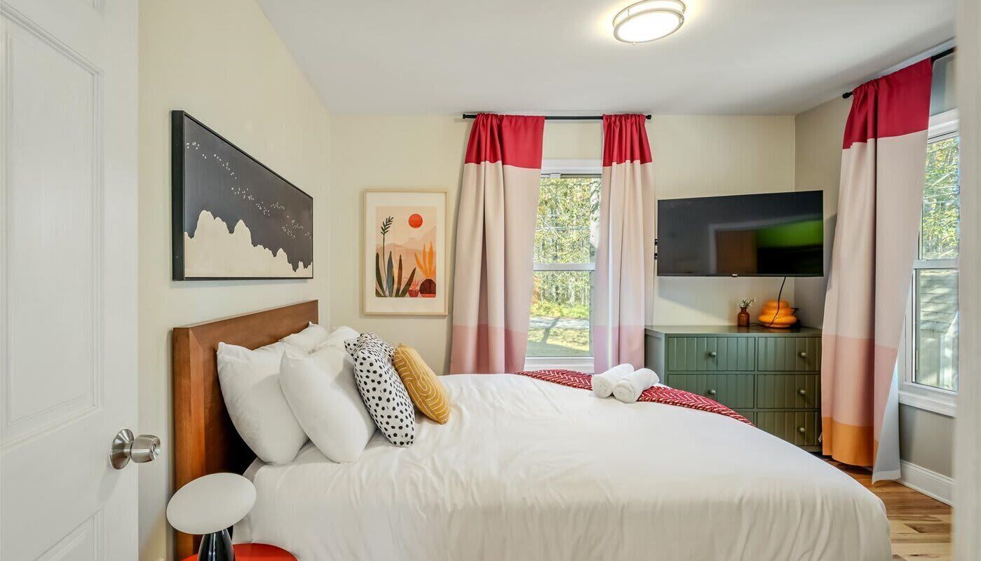 5 chambres, bureau, fer et planche à repasser, lit parapluie