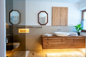 Shower, hair dryer, towels - Chalet Innerwald (Gnadenwald)