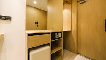 Suite | In-room safe, blackout drapes, soundproofing, free WiFi