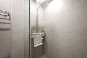 Suite Twin | Bathroom | Shower, eco-friendly toiletries, hair dryer, bathrobes