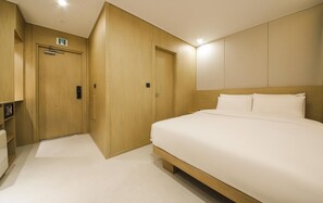 Suite | In-room safe, blackout curtains, soundproofing, free WiFi