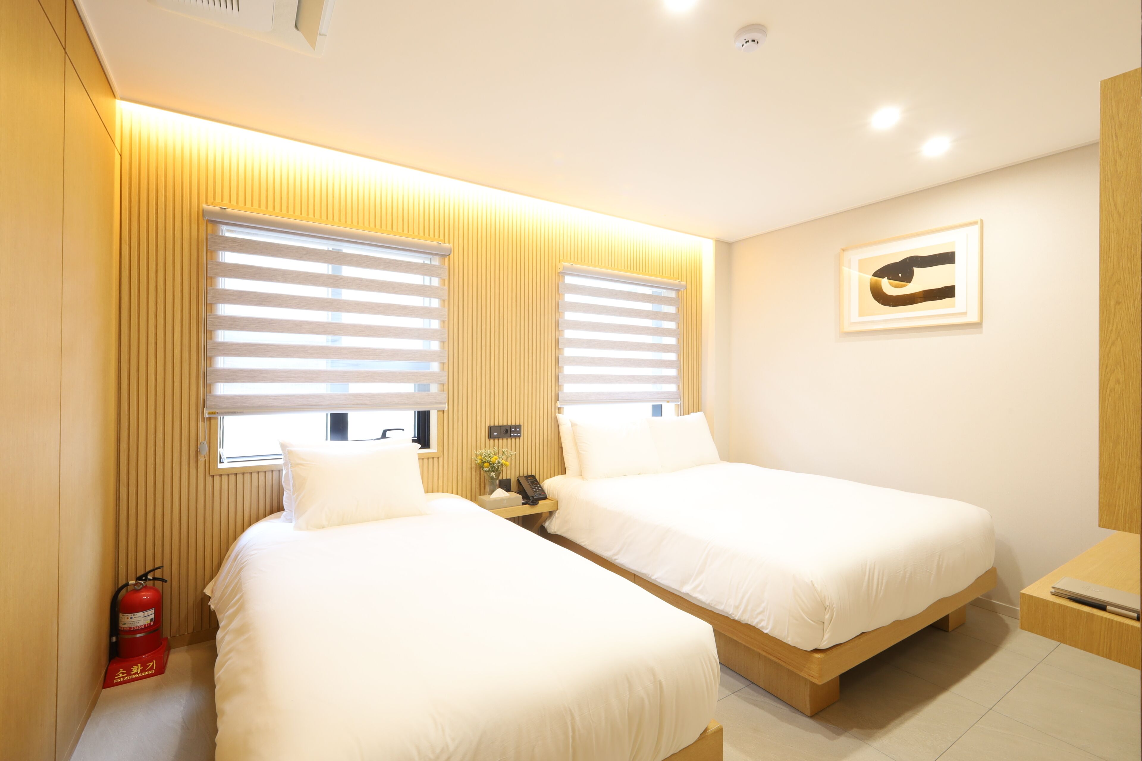 Suite Twin | 高档床上用品、羽绒被、加厚床垫、客房内保险箱