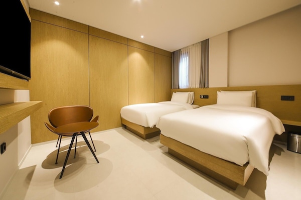 Single Twin | In-room safe, blackout drapes, soundproofing, free WiFi