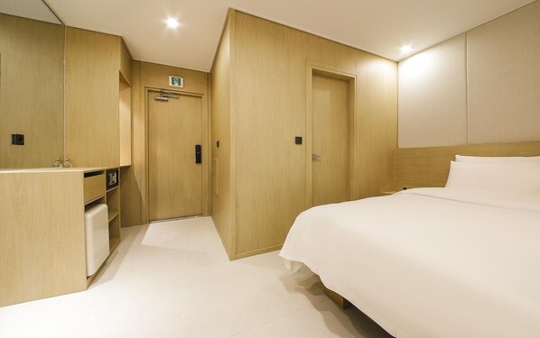 Suite | In-room safe, blackout curtains, soundproofing, free WiFi