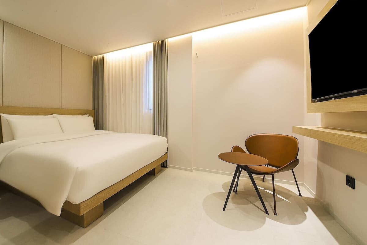 Suite | In-room safe, blackout drapes, soundproofing, free WiFi