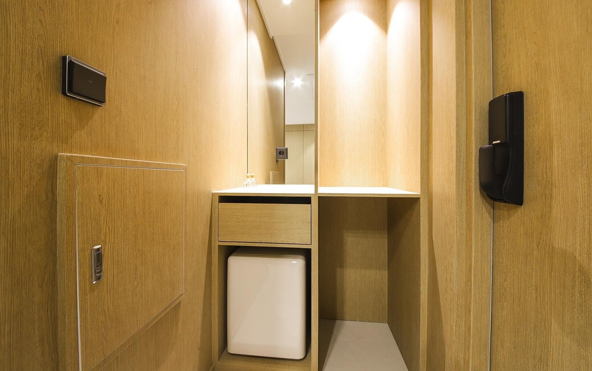 Single Twin | 客房内保险箱、遮光窗帘、隔音、免费 WiFi