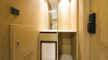 Single Twin | In-room safe, blackout drapes, soundproofing, free WiFi