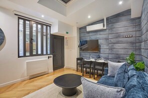 Smart TV, offices - Superb & New Apartment Saint Germain des Près (Paris)