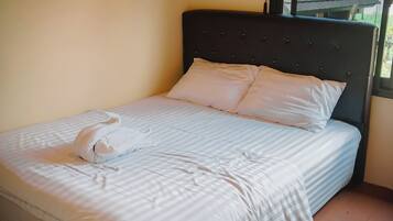 Casa rural familiar, vistes al jardí | Escriptori i wifi gratuïta