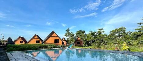 Una piscina al aire libre