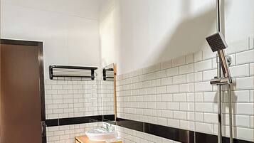 Familien-Ferienhaus, Gartenblick | Badezimmer | Dusche, Handtücher, Seife, Shampoo