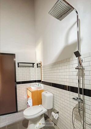 Casa rural familiar, vistes al jardí | Bany | Dutxa, tovalloles, sabó i xampú 