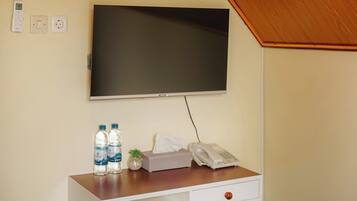 Casa rural familiar, vistes al jardí | Escriptori i wifi gratuïta