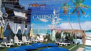 Piscina stagionale all'aperto, ombrelloni da piscina, lettini