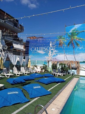 季節限定屋外プール、営業時間 9:30 ～ 18:00、プール パラソル、サンラウンジャー