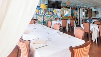 Café da manhã com buffet grátis todos os dias