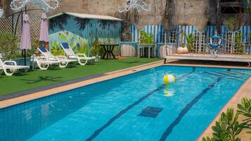 Außenpool (je nach Saison geöffnet), Sonnenschirme, Liegestühle