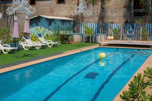 季節限定屋外プール、営業時間 9:30 ～ 18:00、プール パラソル、サンラウンジャー